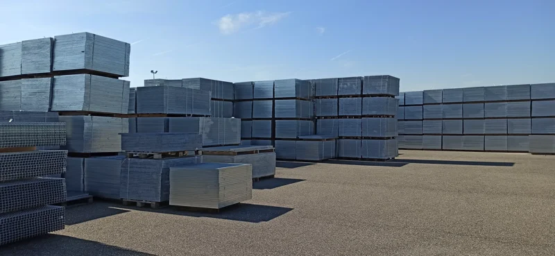 Répartis sur une surface de stockage de 30 000 m², JK Technic met à votre disposition 200 000 m² de caillebotis et autres produits dérivés