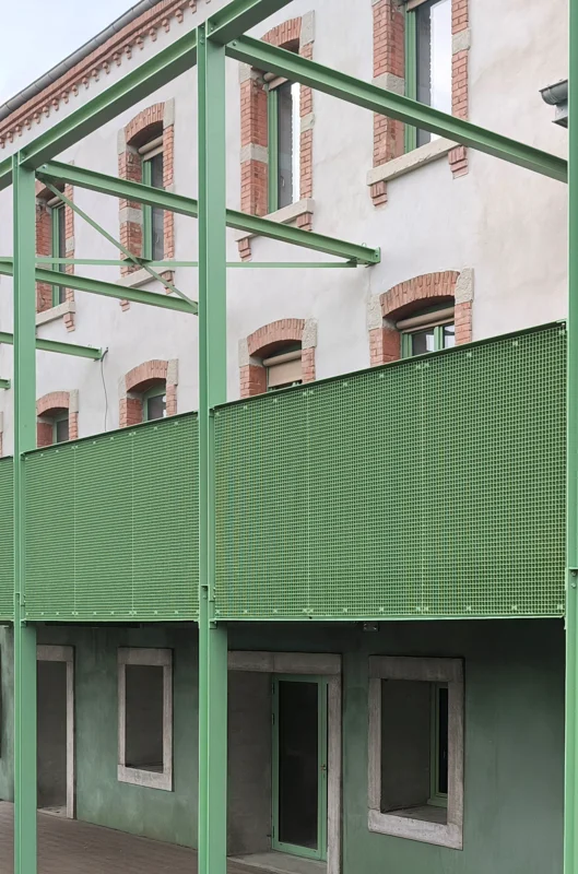 Thermolaquage assorti aux menuiseries existantes, pour une finition harmonieuse et moderne